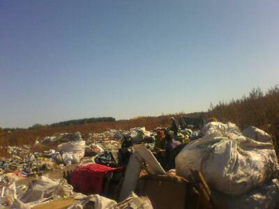Бытовые отходы - "ликвидная валюта", источник выживания для рубежанских бомжей на полигоне - vchaspik.ua - Украина