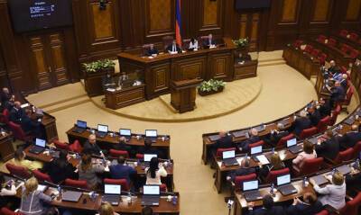 Депутаты парламента Армении разрешили работодателям увольнять непривитых сотрудников - og.ru - Армения