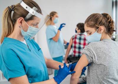 Вакцинация подростков от коронавируса в России начнется до конца 2021 года - province.ru - Россия