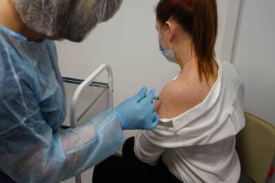 Более 2,4 млн жителей Петербурга сделали прививку от COVID-19 - abnews.ru - Петербурга