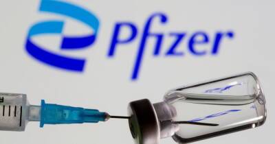 Ученые: Штамм "омикрон» в 32 раза снижает эффективность вакцины Pfizer - ren.tv - Китай - Гонконг