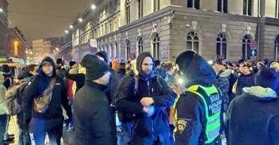 ФОТО, ВИДЕО. Гобземс проводит массовую акцию протеста в центре Риги: два человека задержаны, расследуется возможное нападение на полицейского - rus.delfi.lv - Латвия - Рига