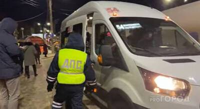 В час пик в Чебоксарах в общественном транспорте ловили и штрафовали безмасочников - pg21.ru - Чебоксары