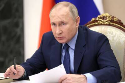 Путин поручил удвоить в праздники выплаты медикам, борющимся с COVID-19 - aif.ru