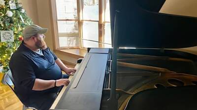 Символ спасения: житель Кентукки сыграл на рояле в разрушенном торнадо доме - 5-tv.ru - Сша - штат Кентукки