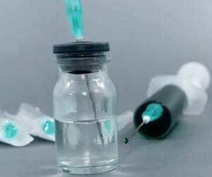 Две дозы вакцины AstraZeneca или Pfizer не защищают от «Омикрона» — исследование - goodnews.ua