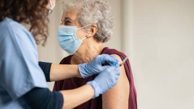 В Чувашии вводят обязательную вакцинацию от COVID-19 для пожилых - mir24.tv - республика Чувашия