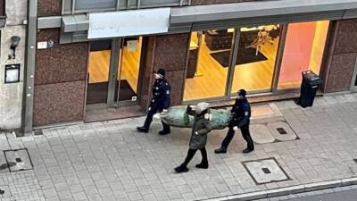 Добрые полицейские: двое служащих помогли женщине донести домой рождественскую елку - germania.one - Германия