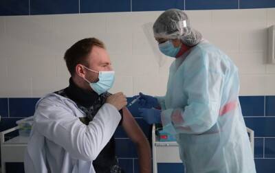 Бустерную COVID-прививку получили 14 украинцев - korrespondent.net - Украина