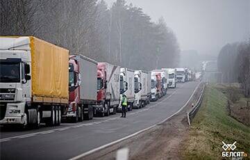 «Наш брат – грузовик»: как выживают дальнобойщики в многокилометровой очереди к границе с Беларусью - charter97.org - Белоруссия