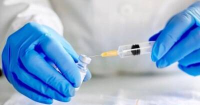 Украинцев начали прививать третьей дозой вакцины против COVID-19: кому она положена - focus.ua - Украина