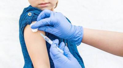 Карл Лаутербах - Глава Минздрава Германии лично поставил прививки от COVID-19 двум детям - runews24.ru - Германия