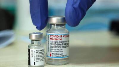 Опасность миокардита - в 4 раза выше после вакцинации препаратом от Moderna, чем от Pfizer - vesty.co.il - Англия - Израиль - Дания