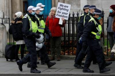 Полицейские пострадали на акции протеста против антиковидных мер в Лондоне - aif.ru - Лондон