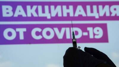 Михаил Мурашко - Более 62% россиян старше 60 лет получили первый компонент вакцины от COVID-19 - russian.rt.com - Россия
