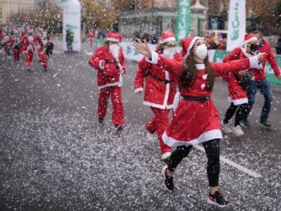 В Мадриде устроили благотворительный забег Санта Клаусов: куда передадут средства - unn.com.ua - Украина - Испания - Киев - Мадрид