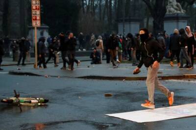 В Брюсселе произошли столкновения с полицией из-за антиковидных ограничений - aif.ru - Бельгия - Брюссель