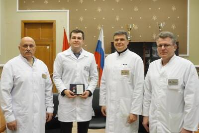 Работающих в петербургских COVID-стационарах медиков наградили знаком отличия «За доблесть в спасении» - spb.mk.ru