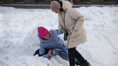 Помощь прохожих, жалобы и лопата: как петербуржцы борются со снегом - inforeactor.ru - Санкт-Петербург