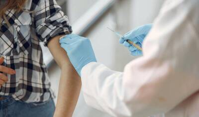 Минздрав внес вакцинацию подростков от ковида в календарь прививок - newizv.ru - Минздрав