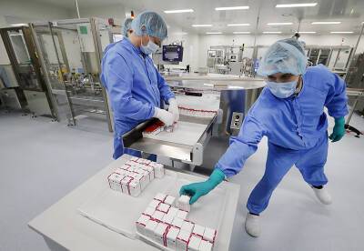 Денис Мантуров - Более 300 млн комплектов вакцин от COVID-19 выпустили в России за год - tvc.ru - Россия