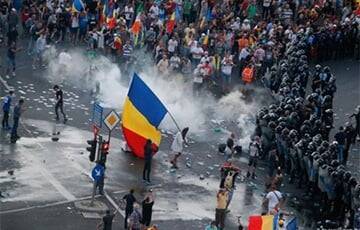 В Румынии ультраправые антивакцинаторы штурмовали парламент - charter97.org - Белоруссия - Румыния