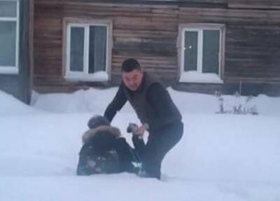 В мэрии Ханты-Мансийска разбираются с видео, в котором таксист спасает мальчика из сугроба - znak.com - Ханты-Мансийск