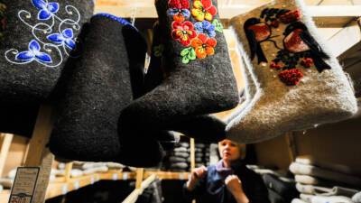 Валенки, ушанки, платки: в России спрос на теплую одежду вырос за год более чем в два раза - mir24.tv - Россия
