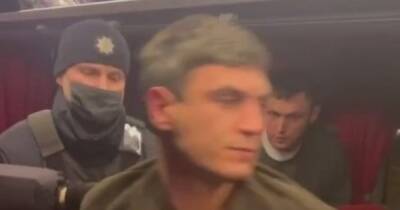 В автобусе "Одесса-Киев" полиция силой вытолкала пассажиров без COVID-сертификатов (видео) - focus.ua - Украина - Киев - Одесса
