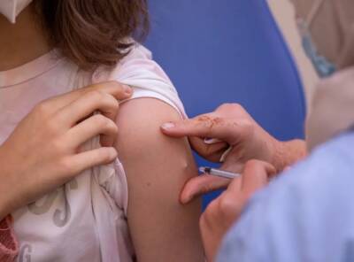 MHRA одобрил использование вакцины от COVID-19 Pfizer для детей 5-11 лет - rbnews.uk