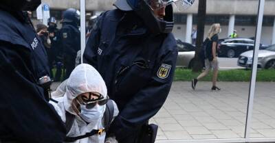 Мюнхен: Акция корона-скептиков вылилась в столкновения с полицией - rus.delfi.lv - Германия - Латвия