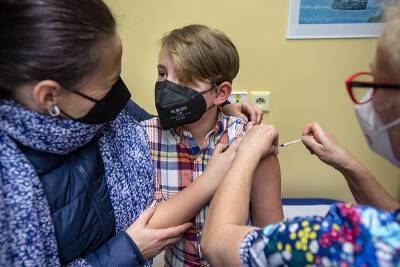 Опрос показал, как россияне относятся к вакцинации детей от коронавируса - tvc.ru