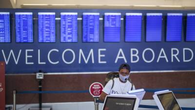 В США отменены сотни рейсов из-за нехватки персонала на фоне "омикрона" - svoboda.org - Сша