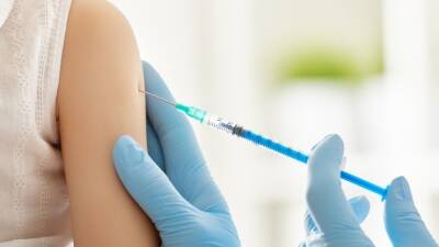 Две партии детской версии вакцины от СОVID-19 выпущены в гражданский оборот - 5-tv.ru - Россия - Минздрав