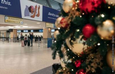Свыше 4 тысяч рейсов отменено в мире на рождественские выходные из-за COVID-19 - interfax.ru - Москва - Франция - Сша - Англия - Нью-Йорк