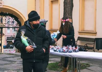 Церковная организация угостила пражских бездомных рождественским обедом - vinegret.cz - Прага - Чехия