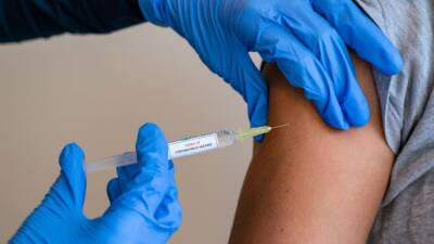 СМИ: В мире сделано около 9 млрд прививок от коронавирусаа - eadaily.com - Китай