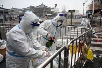 В КНР начали дезинфекцию города Сиань из-за вспышки COVID-19 - aif.ru - Китай - Сиань
