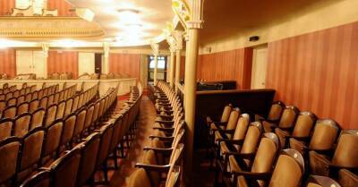 Во второй год пандемии значительно сократилось количество зрителей в театрах - rus.delfi.lv - Латвия
