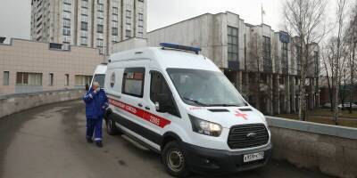 В Петербурге за сутки госпитализировали 338 человек с коронавирусом и пневмониями - runews24.ru - Санкт-Петербург