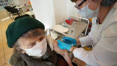 Анастасия Ракова - В Москве за год вакцинировались от COVID-19 более 1,4 млн пожилых жителей - iz.ru - Москва - Израиль