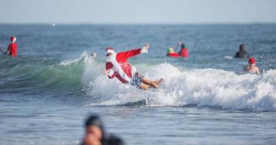 400 Санта-Клаусов катались по волнам пляжа Флориды в рамках благотворительной акции (видео) - smartmoney.one - Украина - Сша - штат Флорида