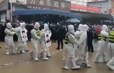 В Китае нарушителей антиковидных мер провели маршем по улицам - govoritmoskva.ru - Китай - Вьетнам