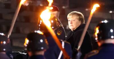 Ангела Меркель - С факелами и орлами. В Германии прошла церемония прощания с канцлером Меркель (видео) - focus.ua - Украина - Германия - Берлин