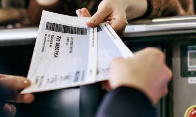 Минтранс отказался от идеи обязать пассажиров предъявлять QR-код при покупке билетов на самолет - og.ru - Россия