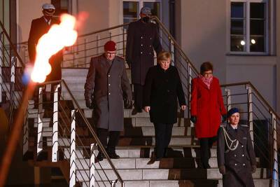 Ангела Меркель - Меркель проводили с поста канцлера под панк-рок и христианский гимн - tvc.ru - Германия - Берлин