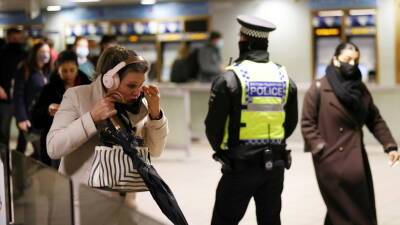 В Лондоне за отсутствие маски в общественном транспорте оштрафованы более 150 человек - russian.rt.com - Англия - Лондон