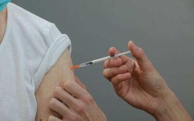 Хотел обмануть медиков: в Италии мужчина пришел на вакцинацию с силиконовой рукой - vchaspik.ua - Украина - Италия