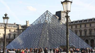 В Париже ношение масок на улице станет обязательным с 31 декабря - mir24.tv - Франция - Париж
