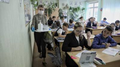 В Минпросвещения оценили ситуацию с коронавирусом в школах РФ - iz.ru - Россия - Израиль